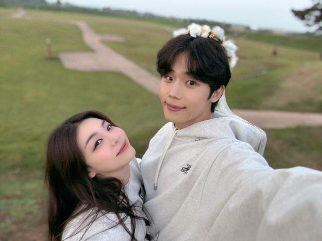 KDramaHandle's tweet photo. Singer #Ailee shared her love story with her fiancé, #ChoiSiHoon, known from #SoloHell (#SinglesInferno).

- 'We met through a friend and weren’t interested in each other at first. Our birthdays were close, and he invited me to his performance. When I met him, his height, build, and broad shoulders stood out. When I greeted him, he later told me his heart fluttered.'

- 'It was suddenly so cold at a concert, and he gave me his jacket. I felt bad for him, so I shared it back. While clapping, our hands touched. I didn’t want to pull away, so I stayed still, and he held my hand. From that moment, everything changed.'

Their wedding is set for April 20.
