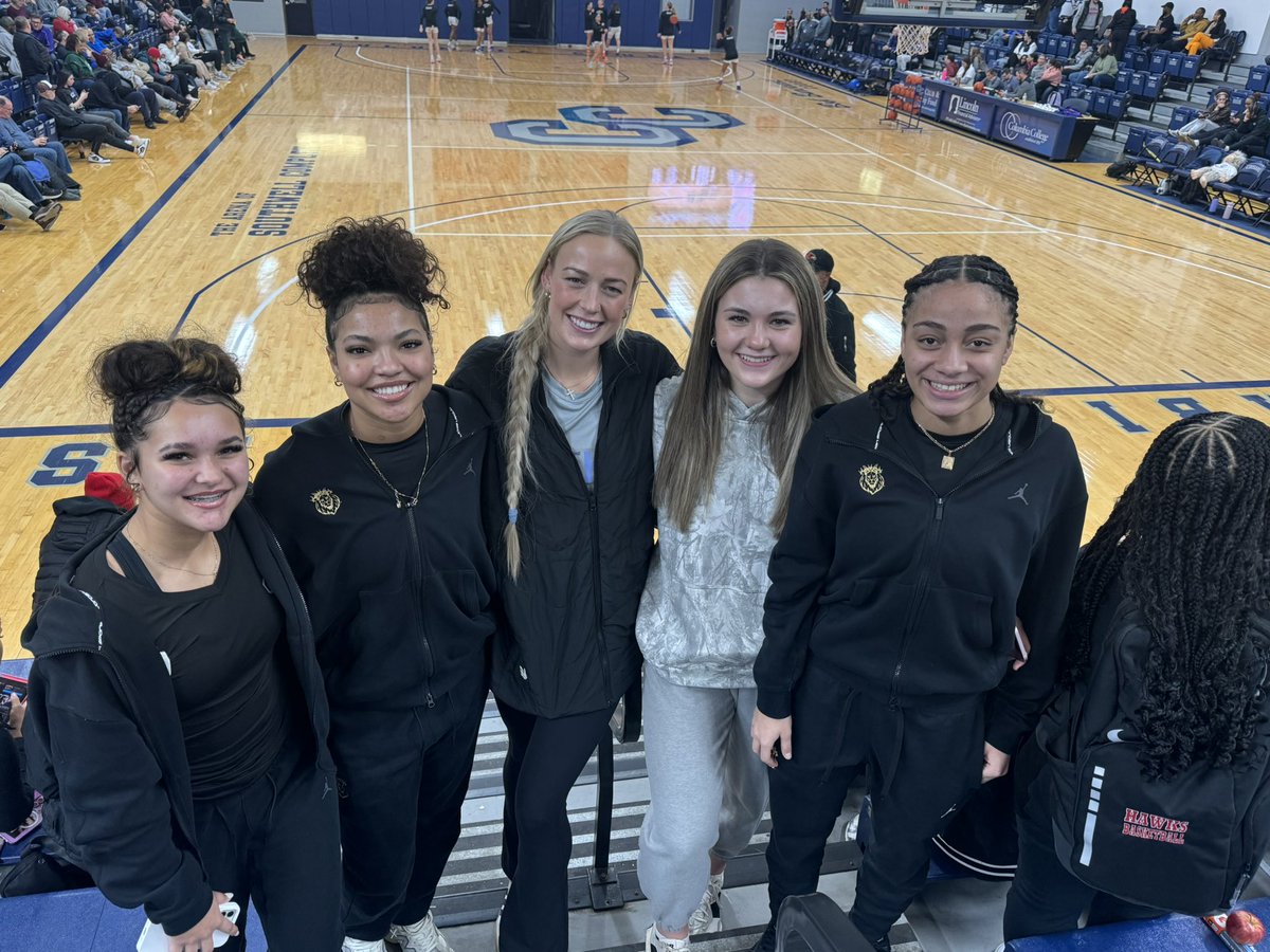 A few of our girls with <a href="/sophaller/">Sophie Cunningham</a> at the <a href="/sophiecclassic/">Sophie Cunningham Classic</a> #LadyLions🦁🏀 #PartofthePride🦁