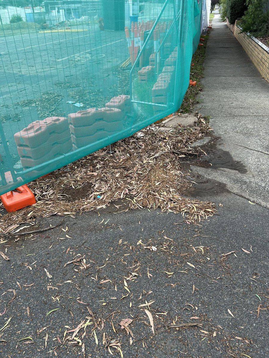 Petethepersonal's tweet photo. @CityOfBanyule Greensborough Road &amp; Teresa street bit grubby #CityofBanyule https://t.co/uCUYB68DxK