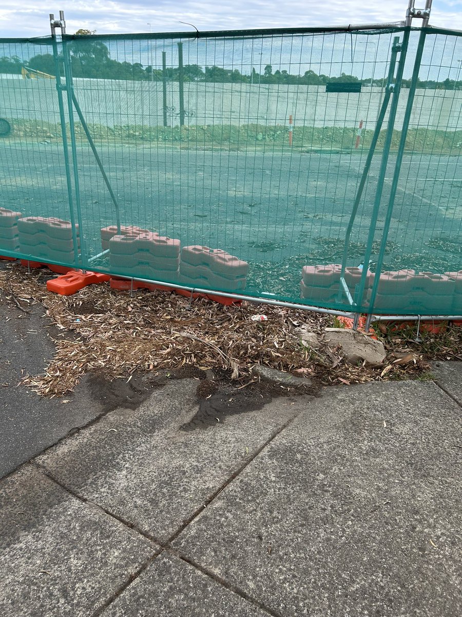 Petethepersonal's tweet photo. @CityOfBanyule Greensborough Road &amp; Teresa street bit grubby #CityofBanyule https://t.co/uCUYB68DxK