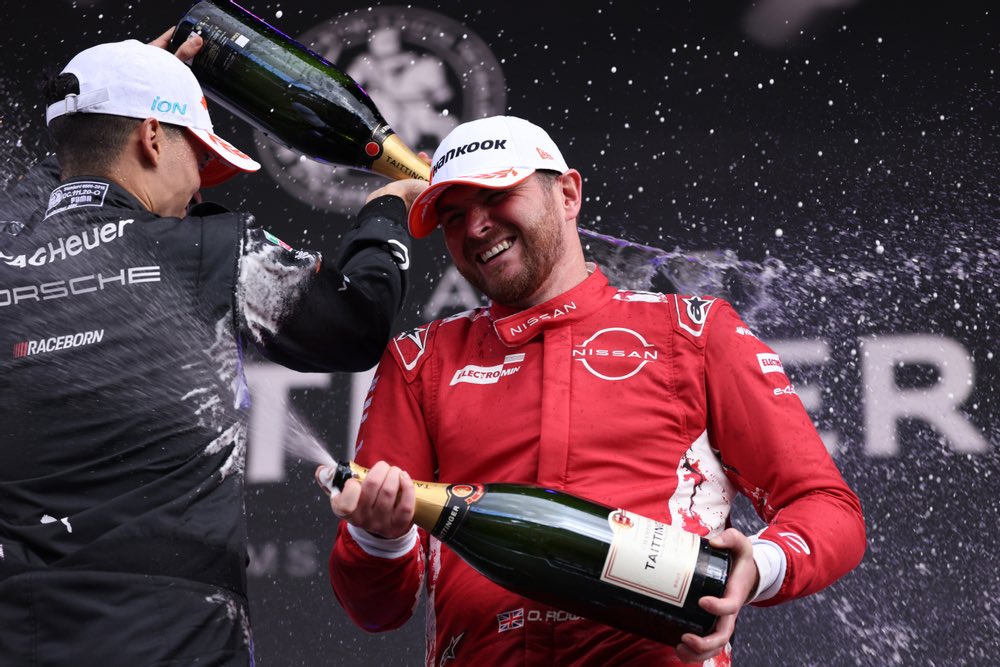 Chris Stevens ๐ (@chrisonracing) on Twitter photo #MexicoCityEPrix Race Review ALREADY UP!!
We were treated to a mega race in Mexico and an overtaking masterclass from <a href="/oliverrowland1/">Oliver Rowland</a>.
Join me, <a href="/BradleyPhilpot/">Brad Philpot ๐๐</a> and <a href="/CristinaLeeMace/">Cristina ๐</a>: shows.acast.com/missed-apex-foโฆ
#FormulaE #MexicoCityEPrix Race Review ALREADY UP!!
We were treated to a mega race in Mexico and an overtaking masterclass from <a href="/oliverrowland1/">Oliver Rowland</a>.
Join me, <a href="/BradleyPhilpot/">Brad Philpot ๐๐</a> and <a href="/CristinaLeeMace/">Cristina ๐</a>: shows.acast.com/missed-apex-foโฆ
#FormulaE