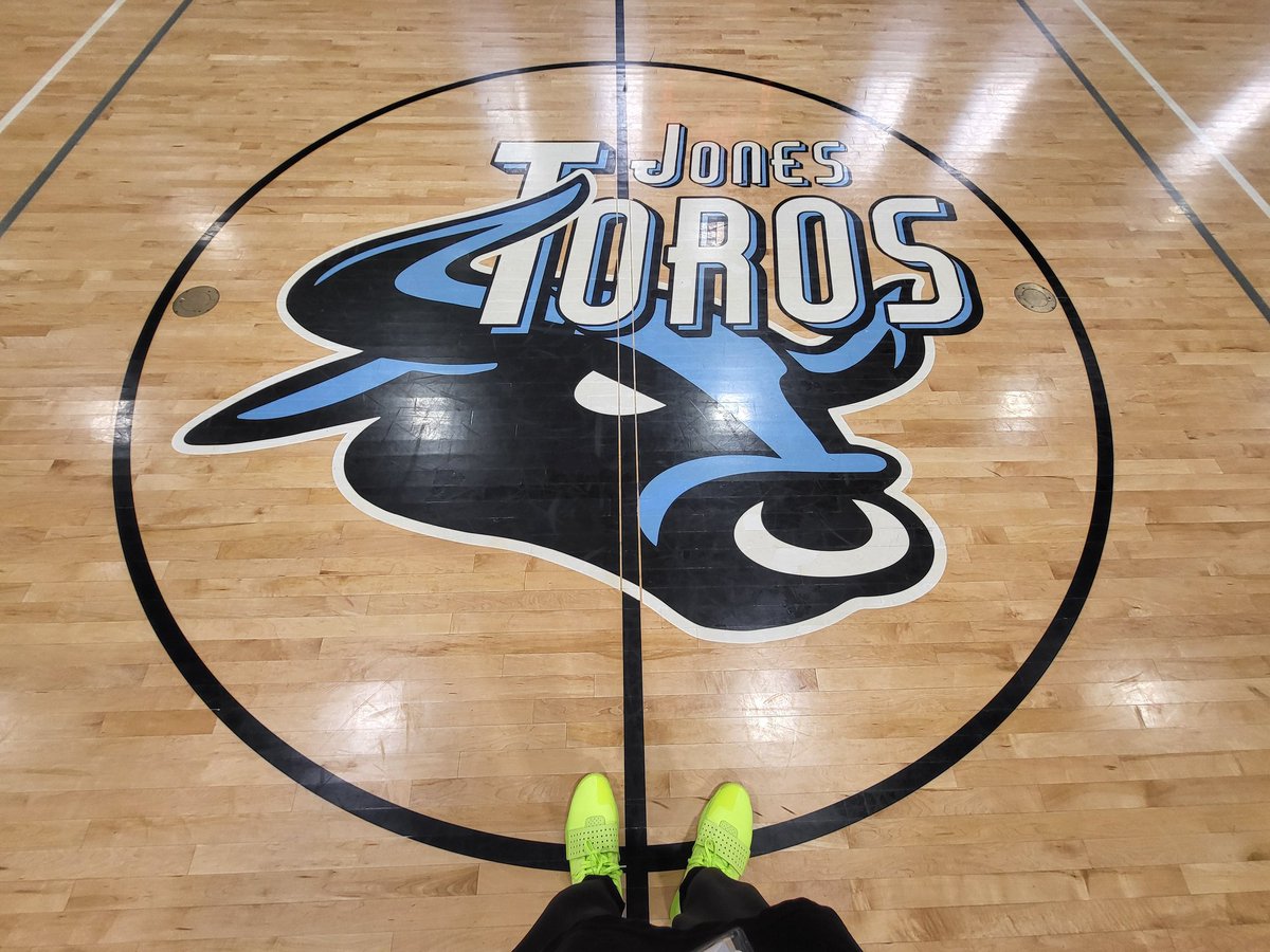 TXH1705's tweet photo. Never miss an opportunity to put some work in & get better. Thank You Coach King & your staff for coming through these past couple days for both our programs to get better! 🐃💙🖤 🦈💚💛
@ShotwellMS_AISD @Shotwell_PE @AldineISD @AldineAthletics @WeAreJones #TorosYouKnow https://t.co/SSj0XtDjiG