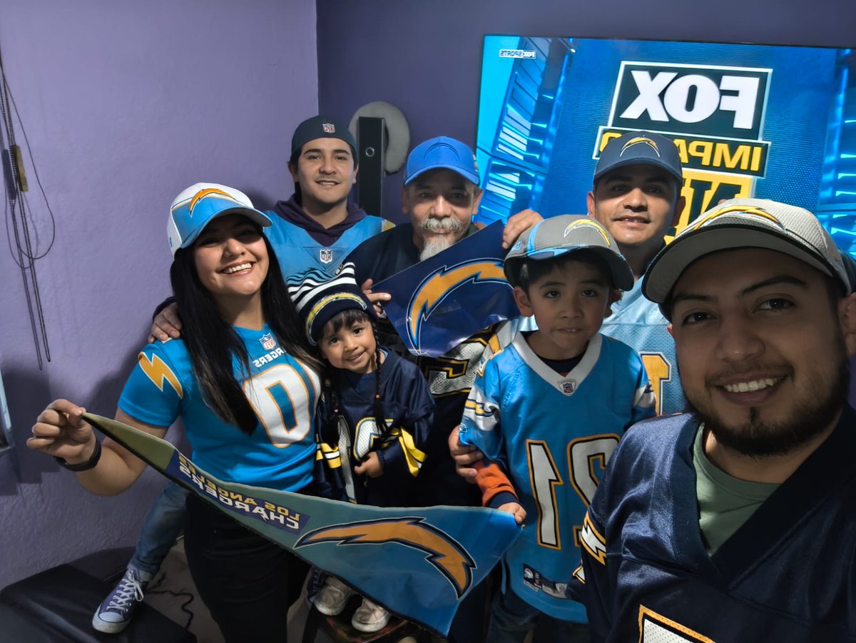 DemEspinosa (@espinosadem) on Twitter photo #foximpactonfl
<a href="/FOXImpactoNFL/">FOX Impacto NFL</a> 
Go Chargers ⚡⚡⚡ #foximpactonfl
<a href="/FOXImpactoNFL/">FOX Impacto NFL</a> 
Go Chargers ⚡⚡⚡
