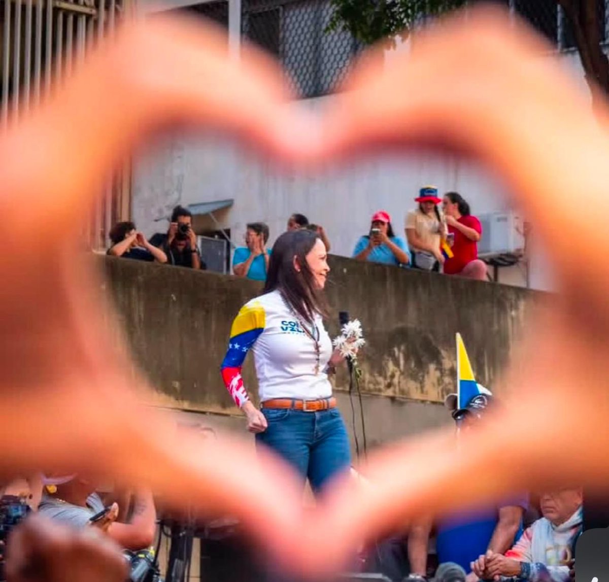 MeikerV's tweet photo. Que foto tan poderosa. Que mensaje tan bonito. Así mismo es, el amor de todo un país te rodea y te cuida. Estamos contigo hasta el final. @MariaCorinaYA ¡vamos carajo! Hasta el final https://t.co/LpYk5mh5BX