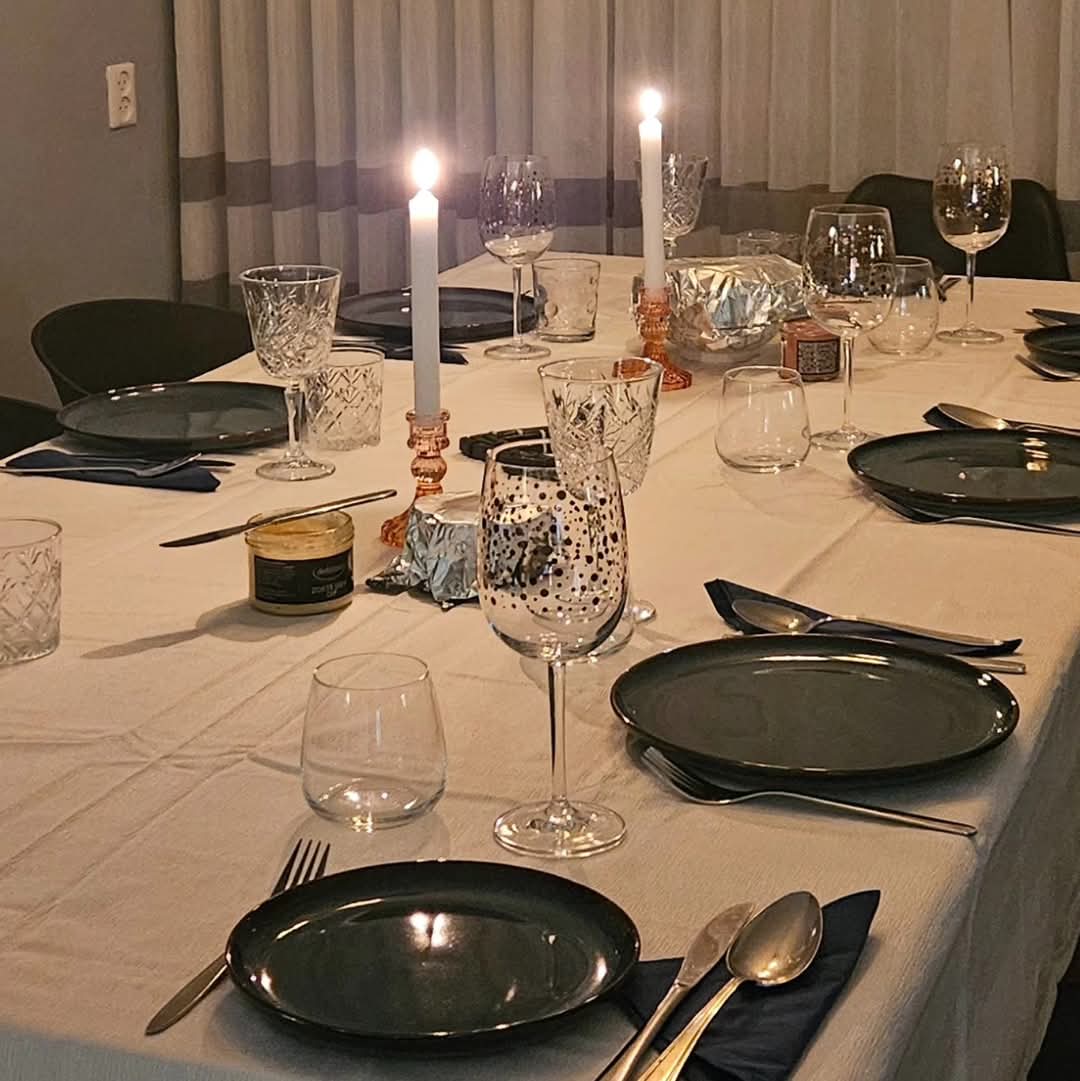 KarinMarsman's tweet photo. Nieuwjaarsdiner met de broers en zussen (warme en koude kant). Wat een rijkdom. https://t.co/NogptvwtSq