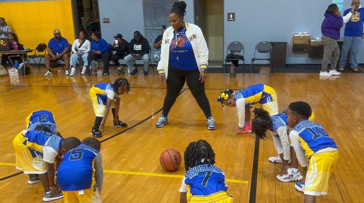 shaws_squad's tweet photo. They love Coach Shay, and Coach Shay love them too! #MakingADifference #ToTeachIsToTouchAHeart #CoachingEra https://t.co/oUTUeITQBc