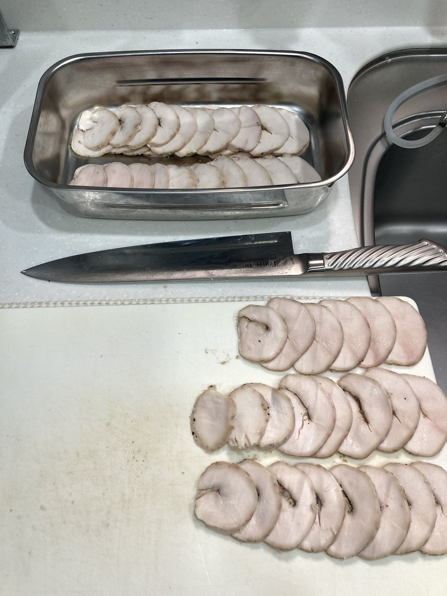 motimoti3255's tweet image. 休みの日課は邪念の少ない朝に、前日に仕込んでいた鳥チャーシューを切る事。
会社に持っていくお弁当の仕込みです。
鳥は油分が少なく柔らかいので切るのが1番難しい。包丁に油を含ませて最大のストローク幅で切るのがコツです。#藤次郎 #TESCOM