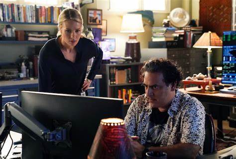 shannon_hausen's tweet photo. Ernie sings dances is a cyber genius can hack anything plays piano is best friends with Lucy the biggest #Kacy shipper always willing to give advice and encouragement when needed and a great guy #WeekendAtErnies #SaveNCISHawaii #NCISHawaii https://t.co/KYzxBxm8Tj