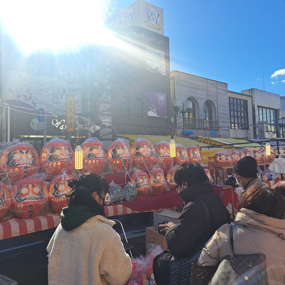 akigusa_oto's tweet photo. 今年の達磨市だるま🙌✨
はじめて神事『上州焼き饅頭祭』みたけどすごい迫力🥹✨
実際に食べることも出来て運気🆙💛
また1年蛇だるまさんに家を守ってもらいます🐍

#達磨 #焼きまんじゅう #群馬 #GUNMA https://t.co/07e9dW5eTG