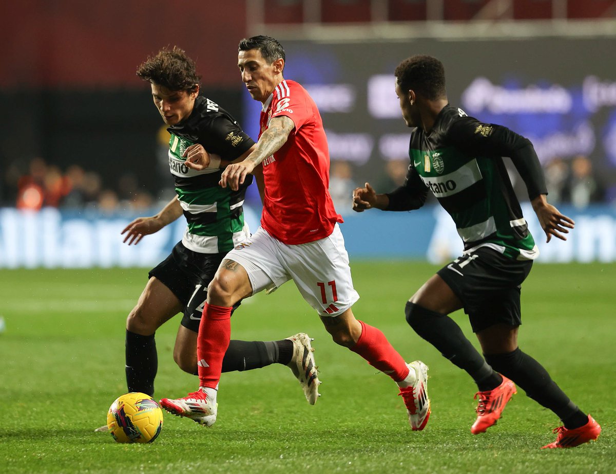 DeportDePrimera's tweet photo. 🇵🇹⚽️🏆 BENFICA ES EL NUEVO CAMPEON DE LA COPA DE LA LIGA DE PORTUGAL 

Con la presencia argentina de DI MARIA y OTAMENDI, las Aguilas ganaron por penales ante su clásico, Sporting Lisboa, luego de haber igualado 1-1 en los 90'

#LigaPortugal #AllianzCUP #SCPSLB https://t.co/HvCeUxUC7I