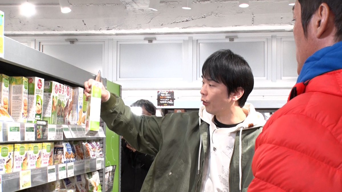 genba_ntv's tweet photo. ／ 
このあと10:25～ #ゲンバ ❄️
＼ 
・
ゲンバ1️⃣
濱家が興味津々！
グルテンフリーのゲンバへ💨
グルメな一茂も納得の味🍝✨
・
ゲンバ2️⃣
スニーカー愛好家・山内と
激レアスニーカーショップへ！👟⚡️
ハイブランドとの
コラボシューズが168万円！？
・
#長嶋一茂 #かまいたち  
#山内健司 #濱家隆一 #ヒコロヒー