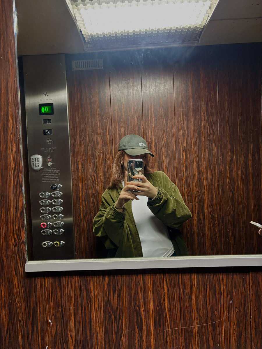 bigthings1999's tweet photo. 3ar**a in Paris https://t.co/wooMIuI0VK