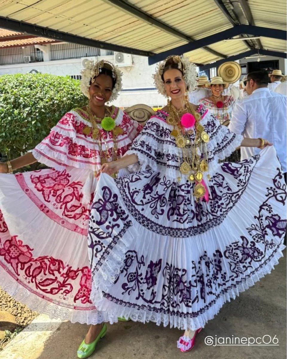 elcuaracom's tweet photo. Todo un espectáculo el Desfile de las Mil Polleras en Las Tablas. Vimos trajes preciosos durante todo el día, miren que lindos lucian nuestro futuro Presidente @JDVasquezGut y la Alcaldesa de San Miguelito @irmaehernandezb.
Viva Panamá...!!! ☺️🇵🇦💙 #polleras #desfiles #panama https://t.co/TrmfONeSWq