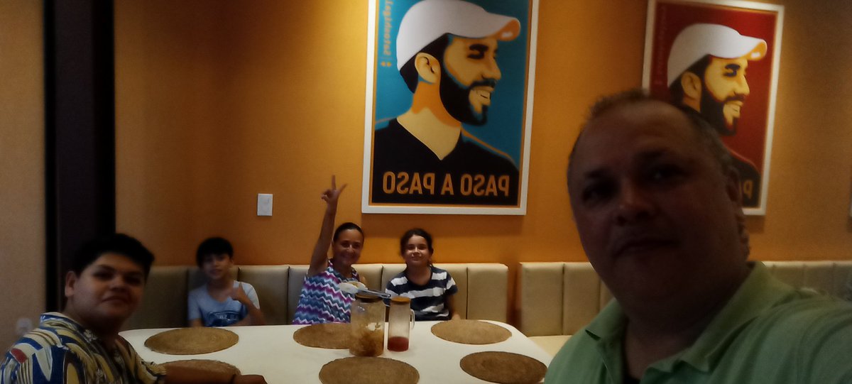 vallardo's tweet photo. @nayibbukele aquí de visita en su país.. Y a comer unas pupusas.. Por si puede pedir que nos atiendan super... Somos de Guatemala!!! https://t.co/4r7HHjiJ9Q