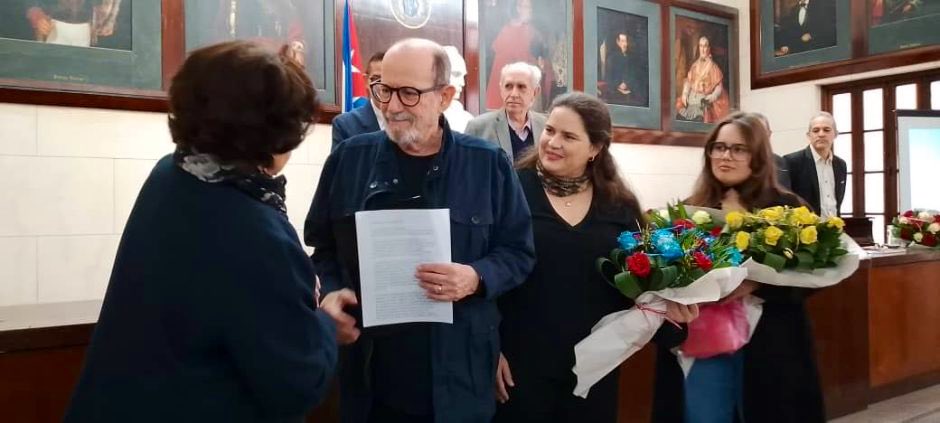 Felicitación a Silvio, Niurka y Malva, #FamiliaPatria, título que honran desde sus ancestros. Extiendo el abrazo a todos los justamente premiados por la Sociedad Económica Amigos del País: Nancy Morejón, Jorge Núñez, Jorge Ibarra y Norma Goicochea. 

#CubaEsCultura