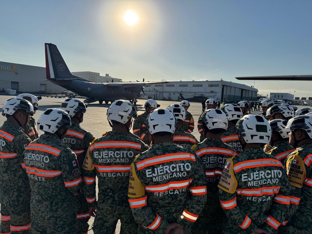 CNPC_MX's tweet photo. La delegación mexicana fue recibida por el Gobernador de California, @CAgovernor y los cónsules de México en Los Ángeles y Sacramento @ConsulMexLan y @consulmexsac, así como representantes de @CAL_FIRE.

¡Todo el apoyo y solidaridad con California! 🇺🇸🤝🇲🇽 https://t.co/6eMxM3lNKO