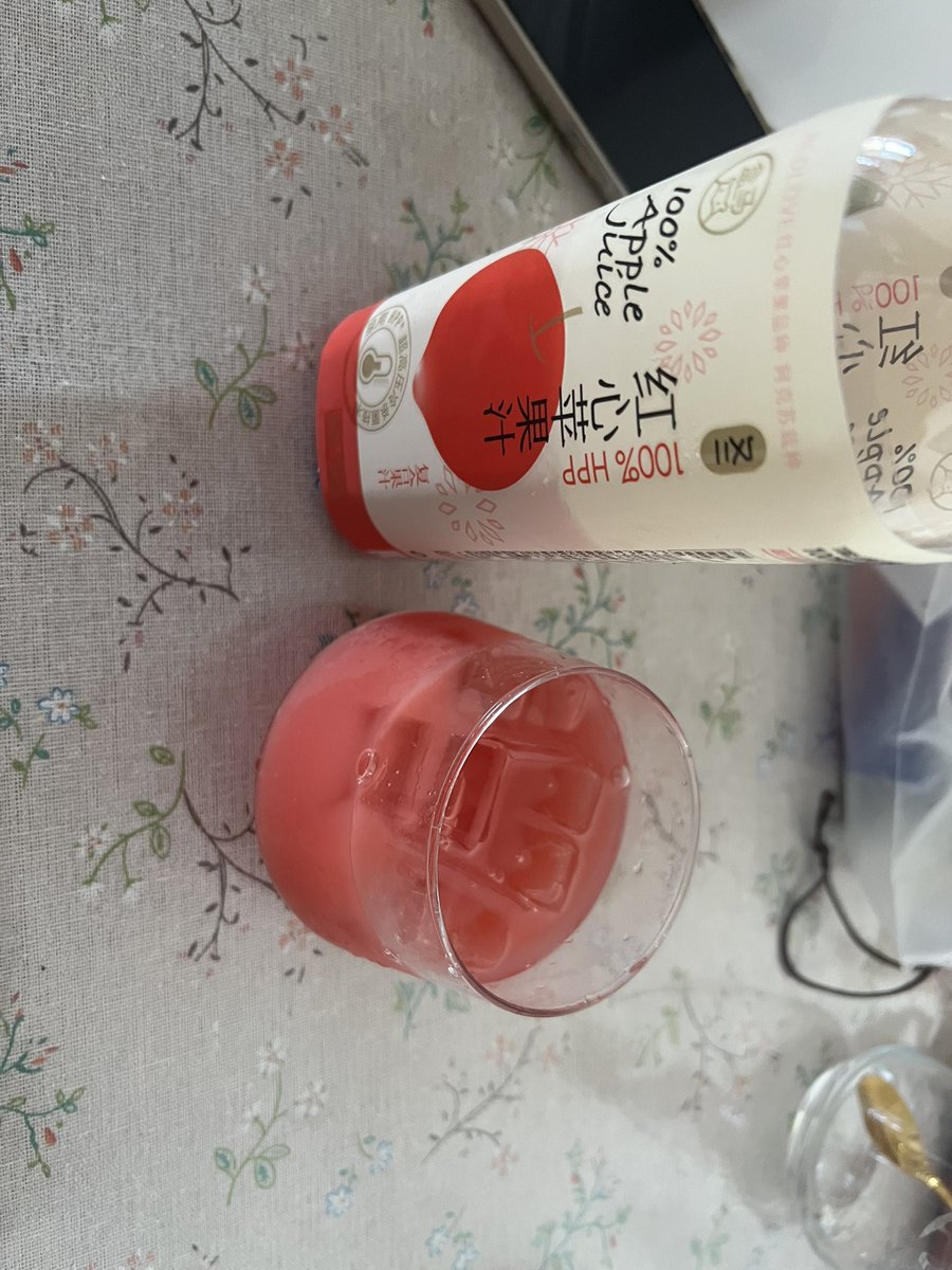 nonoeatmeat's tweet photo. 总看到网上说盒马的红心苹果汁好喝，每次逛街逛到盒马都会去看一下，一直都缺货，今天出门终于遇到了！赶紧买了两瓶！确实太好喝了！！制冰机也重新开始工作了！爽！ https://t.co/6aBQ1TFqD6