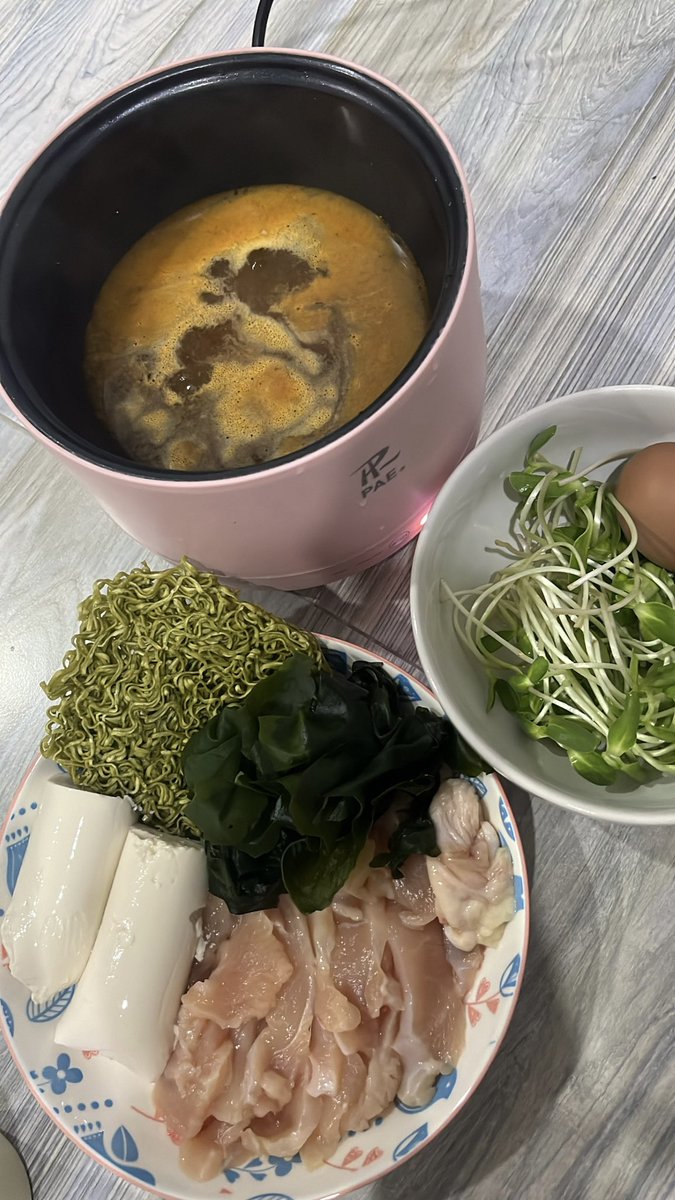 8_itme's tweet photo. Day 8 🫶🏻
ชาบูอกไก่ทำเอง ฟินมากกกก ที่จริงกินนมไป 2 กล่องนะคะ 💖 https://t.co/qr6jXea8Y7