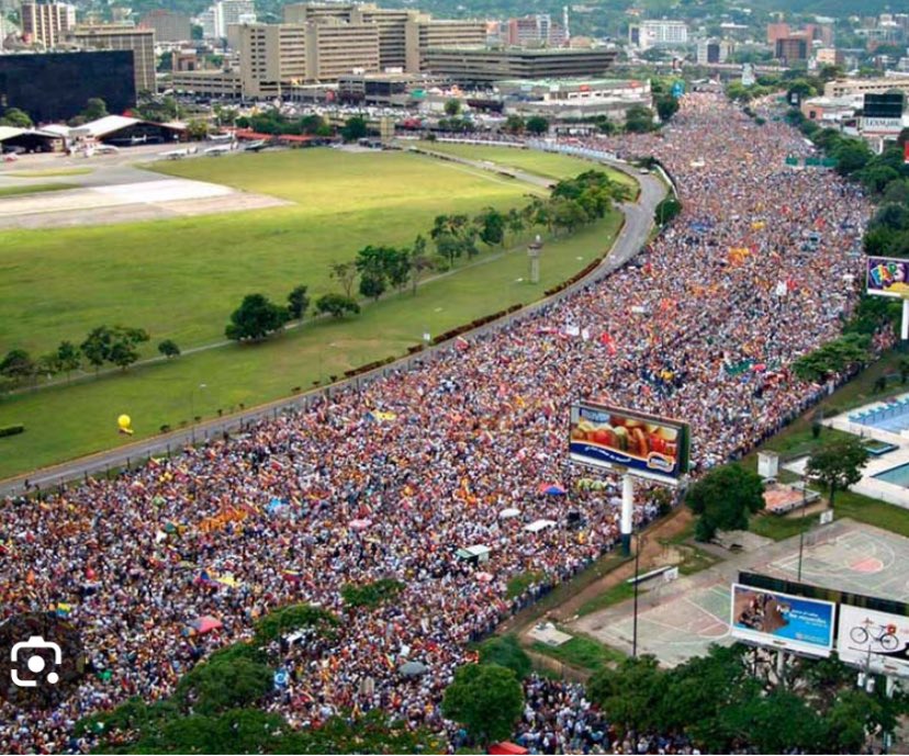 WRod_NFT's tweet photo. @Andr1Alex Estás eran las marchas en contra del gobierno antes de que nos empezaran a disparar los militares. Balas Alex no agua y perdigones, balas a la cabeza. Investiga cuántas personas murieron por balas en la cabeza. A ustedes se les hace fácil criticar pero no conocen que paso allá. https://t.co/fDFpM0XjWP
