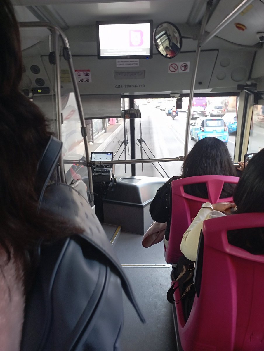 ElayaLoz's tweet photo. @MetrobusCDMX así va esta parejita. Y el hombre no está discapacitado https://t.co/Lv9QiUAmmS