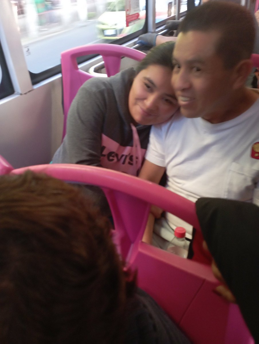 ElayaLoz's tweet photo. @MetrobusCDMX así va esta parejita. Y el hombre no está discapacitado https://t.co/Lv9QiUAmmS