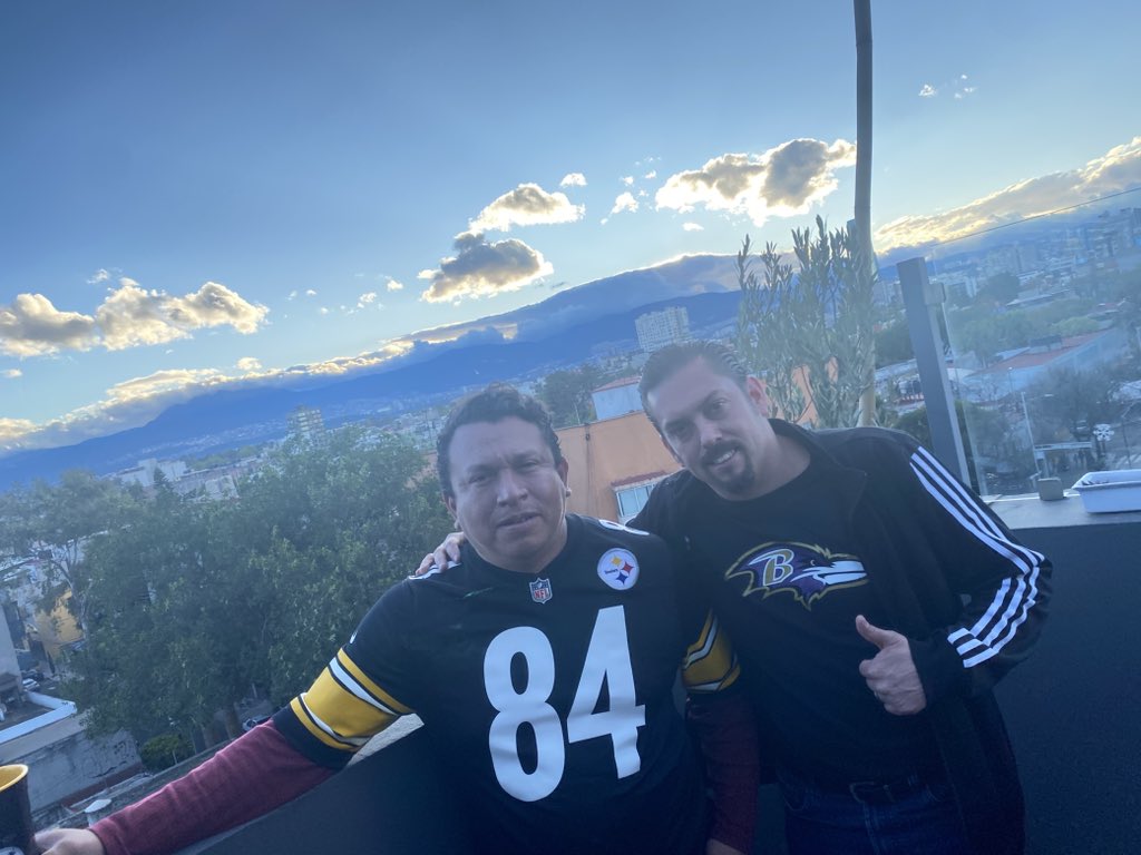 #NFLEnTelevisa  
Aquí esperando el juegazo!!, listos ya los que hoy juegan su equipo, saludos a <a href="/adevaldes/">Antonio de Valdés</a> , <a href="/ValMarinR/">Valeria Marín</a> y compañía!!!