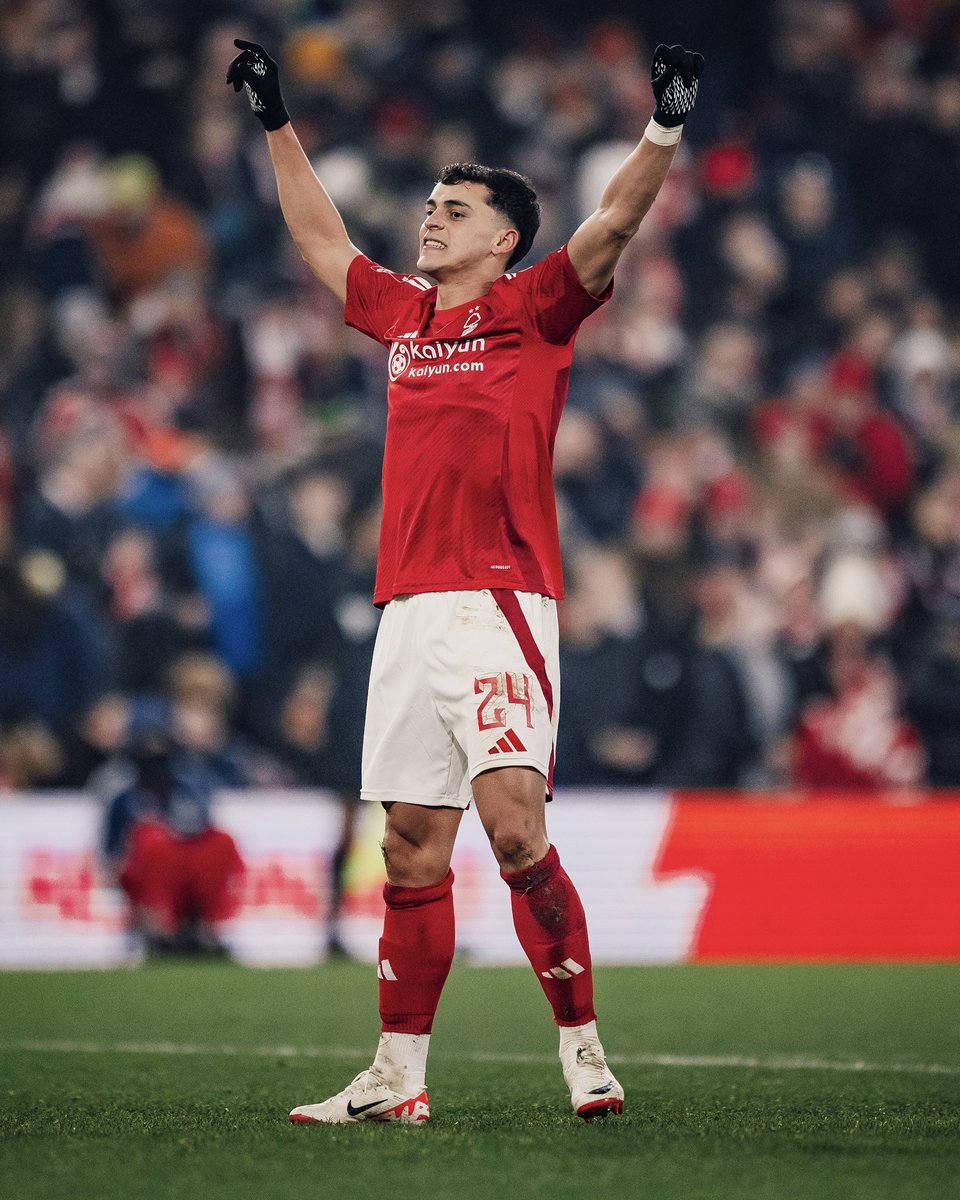 premier_py's tweet photo. Gol⚽ de Ramon Sosa🇵🇾. #NFFC

2° gol⚽ en Nottingham Forest🔴. Supero a Gavilan🇵🇾/Riveros🇵🇾/Acuña🇵🇾 (1 c/u) y ya es el 6° paraguayo🇵🇾 con mas goles⚽ en el #FutbolIngles🏴󠁧󠁢󠁥󠁮󠁧󠁿.

Es el primer paraguayo🇵🇾 en convertirle a Luton Town🟠 en toda la historia. 🆕 #NFOLUT https://t.co/jUGwufdYwU