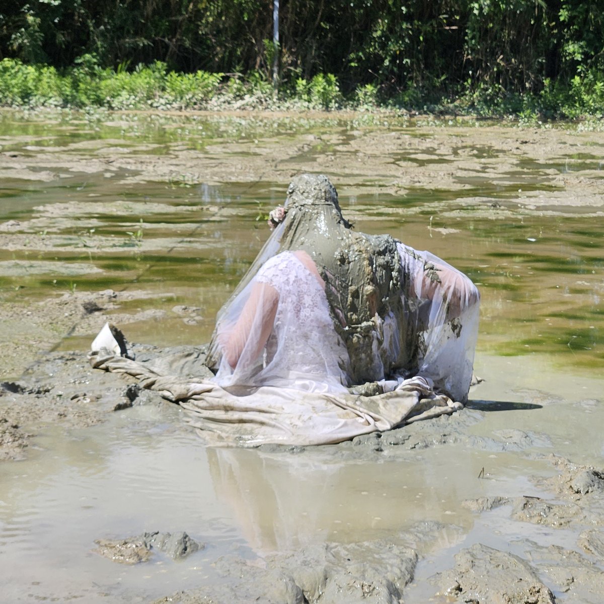 ウエディングドレスでの泥んこ遊び（第3弾）その5。