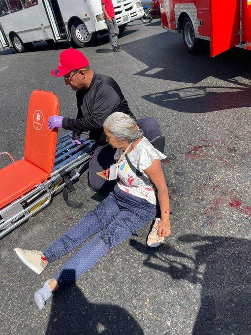 zulbeamarts's tweet photo. SERVICIO PÚBLICO: Buenas noches, esta señora fue arrollada en la avenida san martín no tiene documentos, dice  que vive en  Los verdes... Si alguien la conoce, la trasladaron al Pérez Carreño👇 👀 https://t.co/eYM6uqdUHM