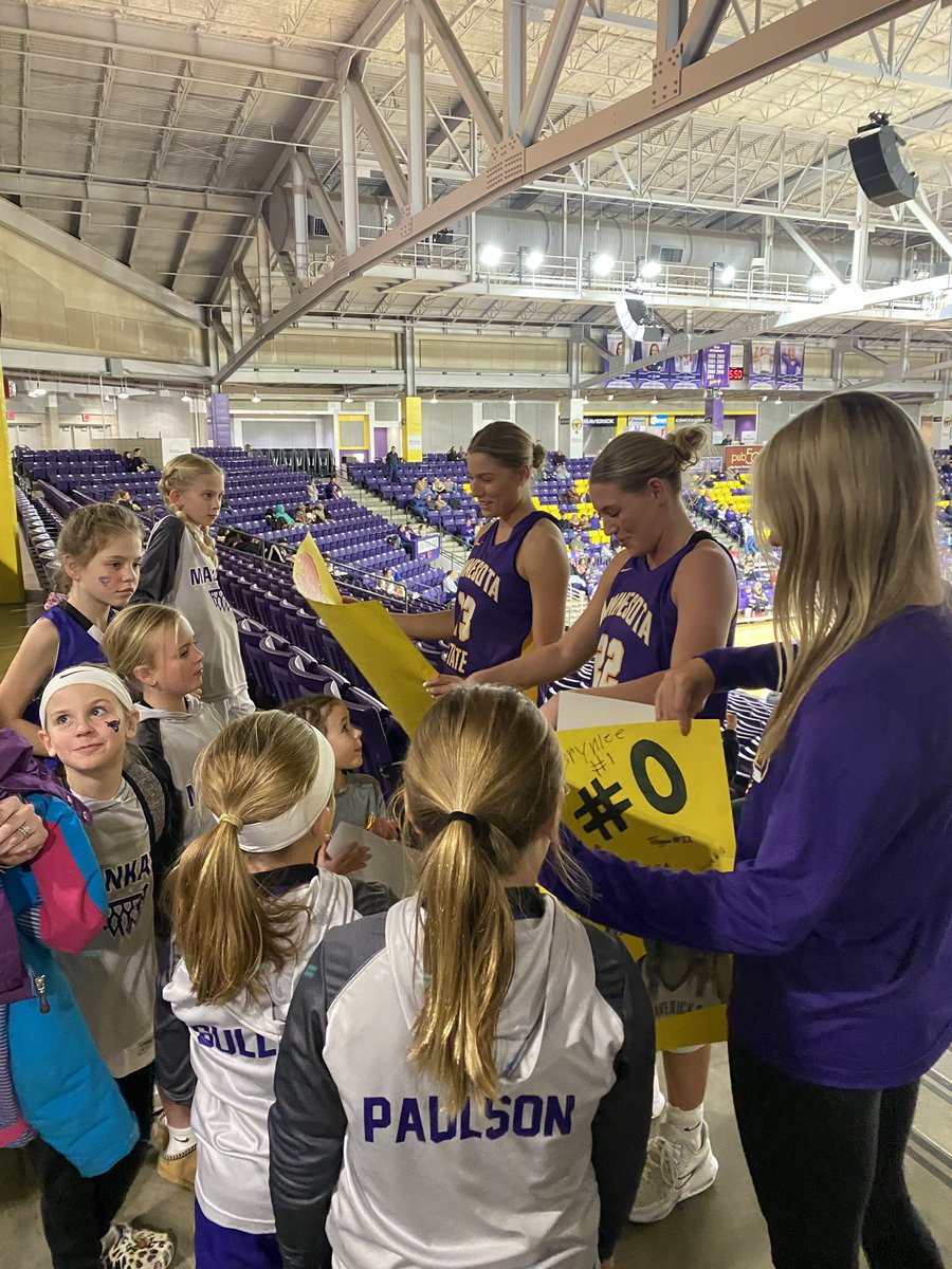 Our 1st Little Dunker halftime games of the season! We had the Loyola 6th grade team on Friday and the Mankato 3rd grade team on Saturday!! Signed some autographs and got some signs!!