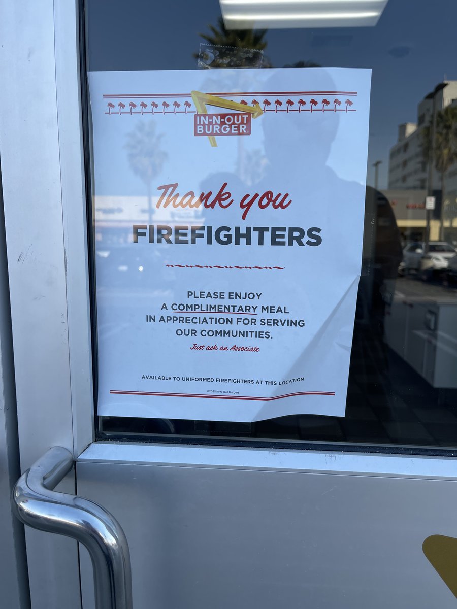 BadSector's tweet photo. stopped by for a burger, glad I did @@innoutburger_ https://t.co/cAsezPBecy