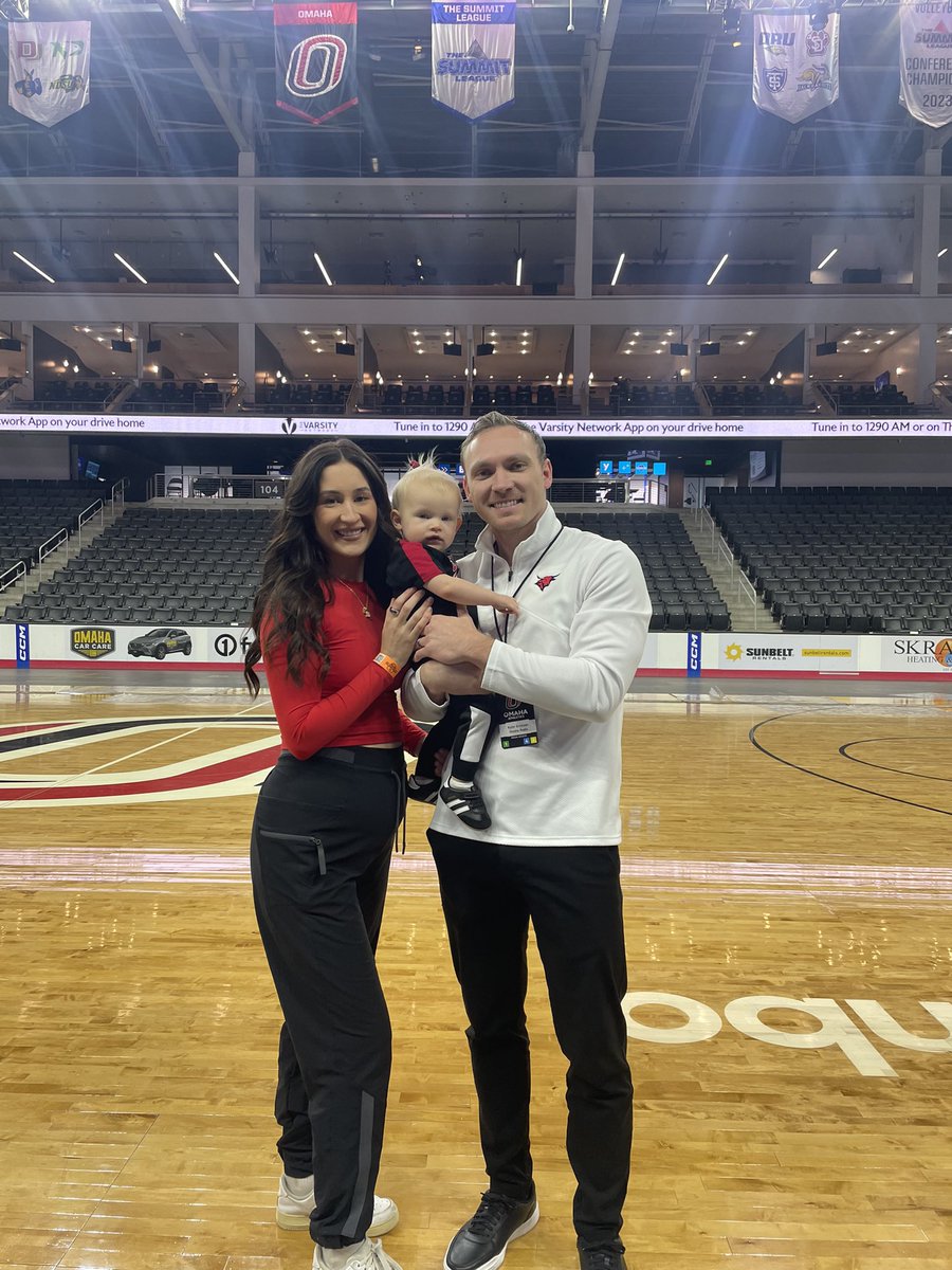 Big day for <a href="/OmahaMBB/">Omaha Men’s Basketball</a> 🏀 A great start to year 7 as 1/2 the voice of the Mavs!