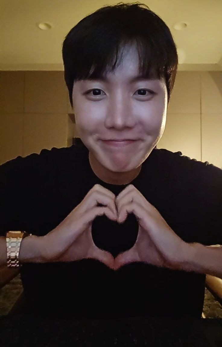 laurachava_0804's tweet photo. Quiero ver esta hermosa sonrisa que me enamora en vivo. Hobi en Colombia
#jhopexColombia 
@OcesaColombia
@paramo_presenta
@hybe_latam
@moveconcertsco
@Flora__Music
@TOORLY
@BIGHIT_MUSIC https://t.co/0qR3MkjFzz