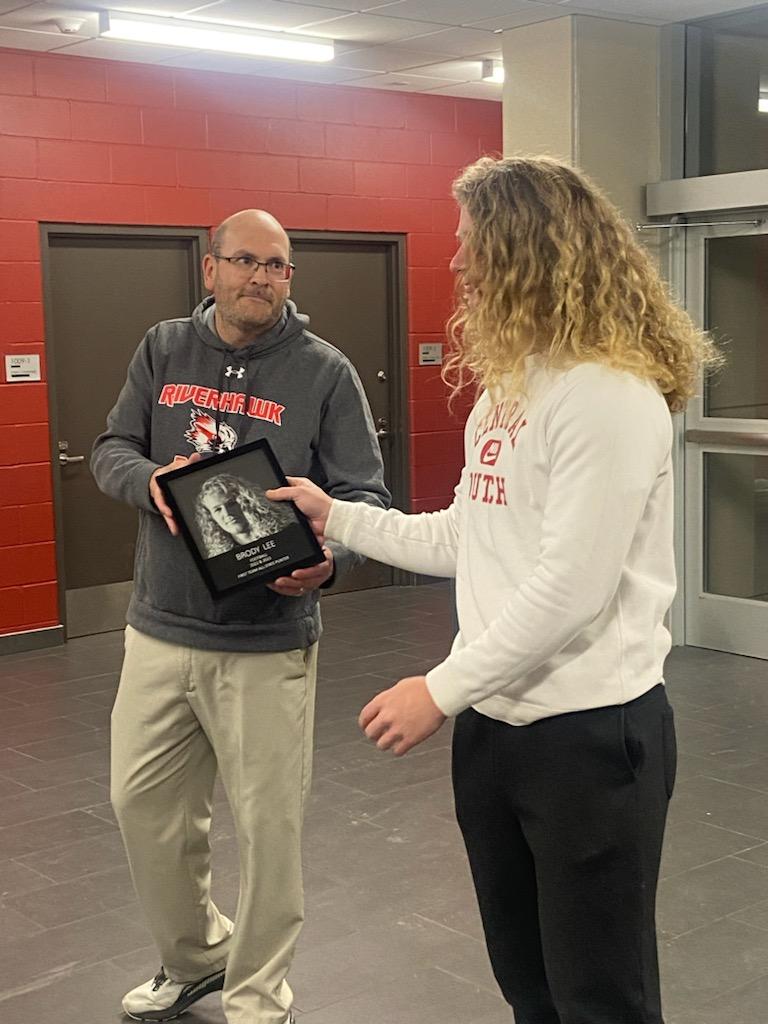 BLeeV77's tweet image. Thank you to Mason City High School. It&apos;s an honor and a privilege to represent MC. @MCFBRiverhawks @ChrisDeets4 @jleeinMC  @CoachReuter1 #mohawk #riverhawk