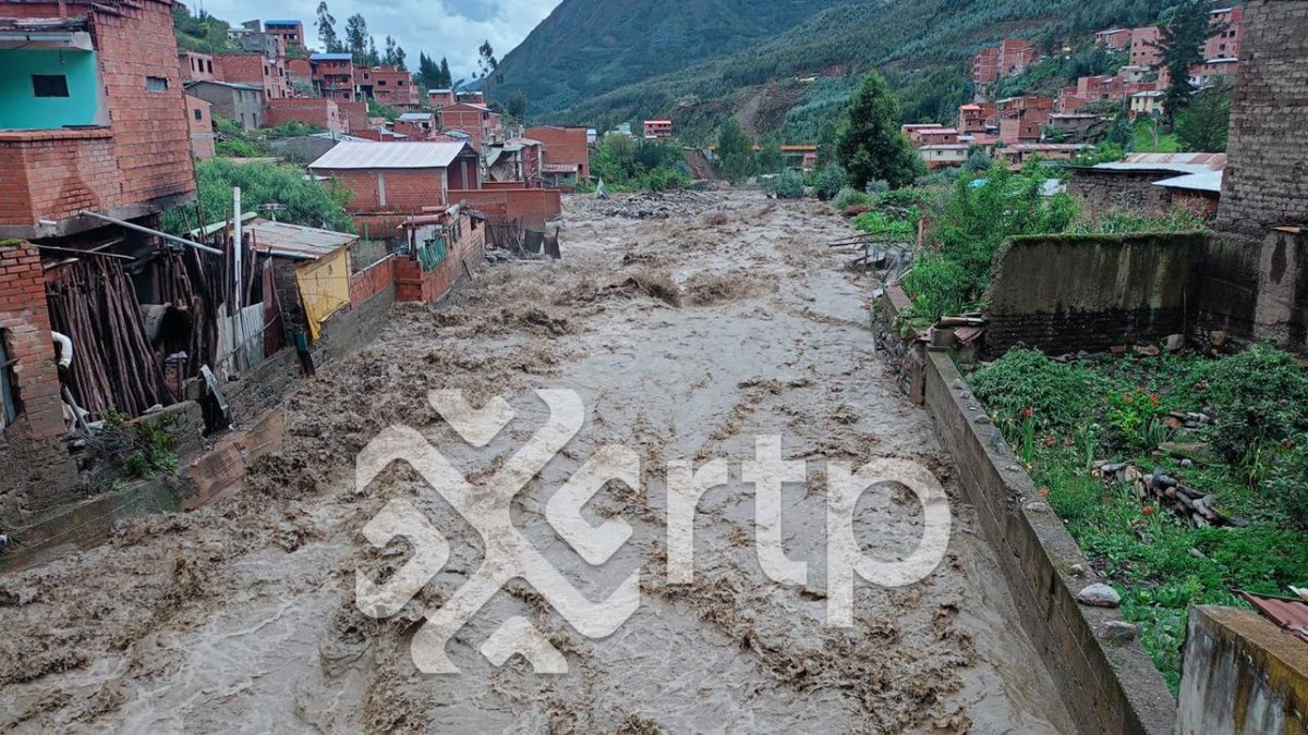 rtp_bolivia's tweet photo. #ÚLTIMOMOMENTO
🔴🔴🔴 El municipio de #Quime, ubicado en la provincia #Inquisivi del departamento de #LaPaz, enfrenta una emergencia tras el desborde de los ríos Kuyuma, Pongo y Quime.
Las aguas ingresaron con fuerza al pueblo, inundando calles y viviendas, dejando a varias familias sin sus hogares.