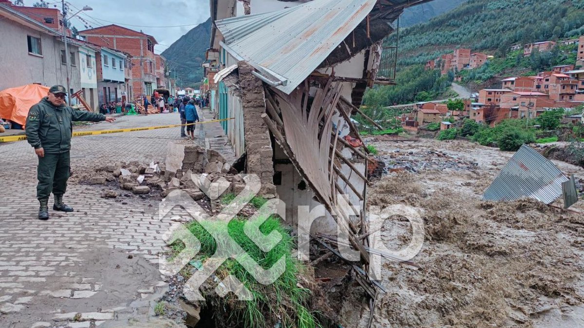 rtp_bolivia's tweet photo. #ÚLTIMOMOMENTO
🔴🔴🔴 El municipio de #Quime, ubicado en la provincia #Inquisivi del departamento de #LaPaz, enfrenta una emergencia tras el desborde de los ríos Kuyuma, Pongo y Quime.
Las aguas ingresaron con fuerza al pueblo, inundando calles y viviendas, dejando a varias familias sin sus hogares.
