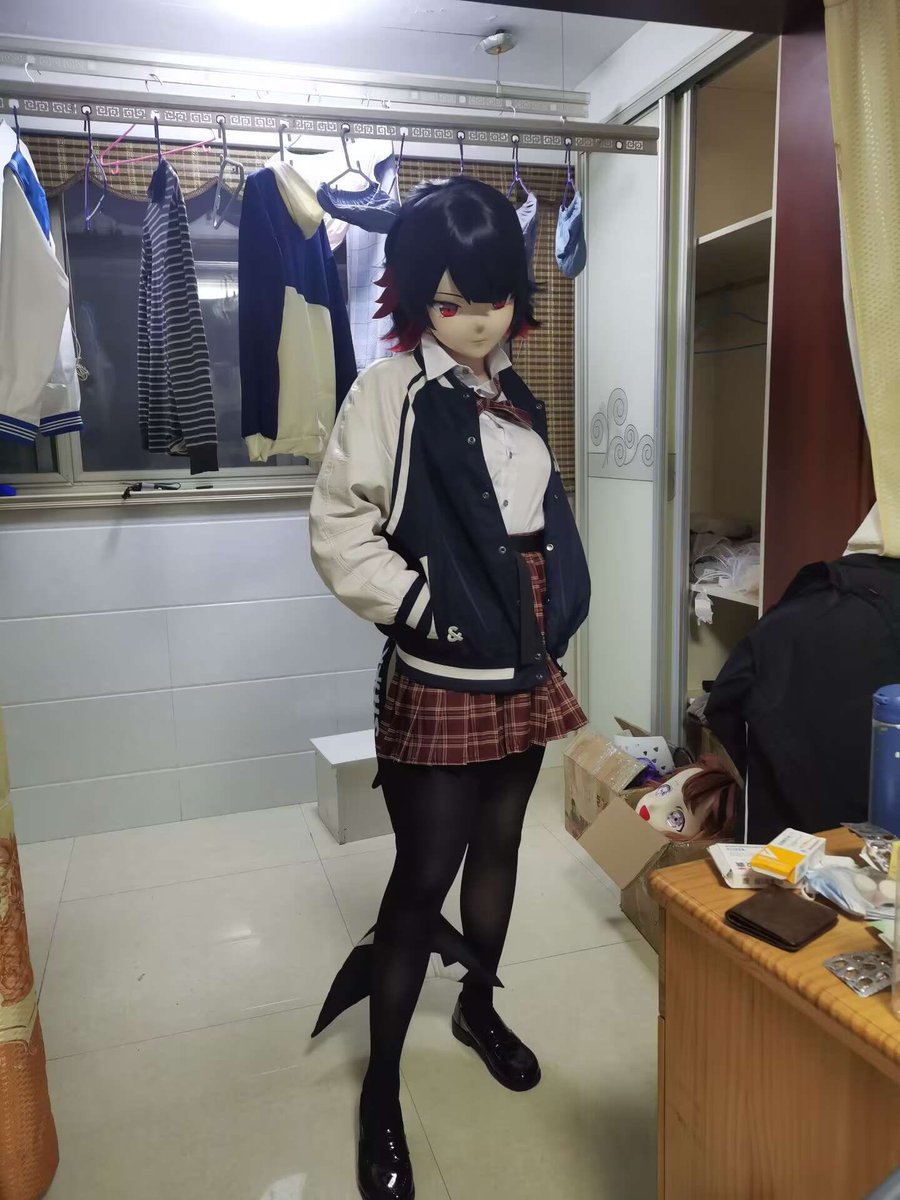 新衣服？感觉还行吧。怎么？想摸尾巴？不行
#kigurumi #Ellen Joe #ZenlessZoneZero 
#着ぐるみ