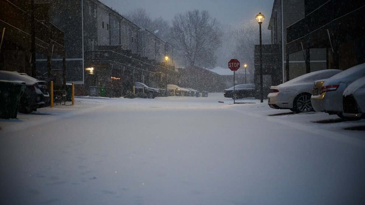 fendy__g's tweet photo. Some pictures I took of the snow hour that happened. And a way to break the accidental photography break thanks to never ending daily persisting headaches that have literally never stopped in over a year. https://t.co/OaxTsAVn3g