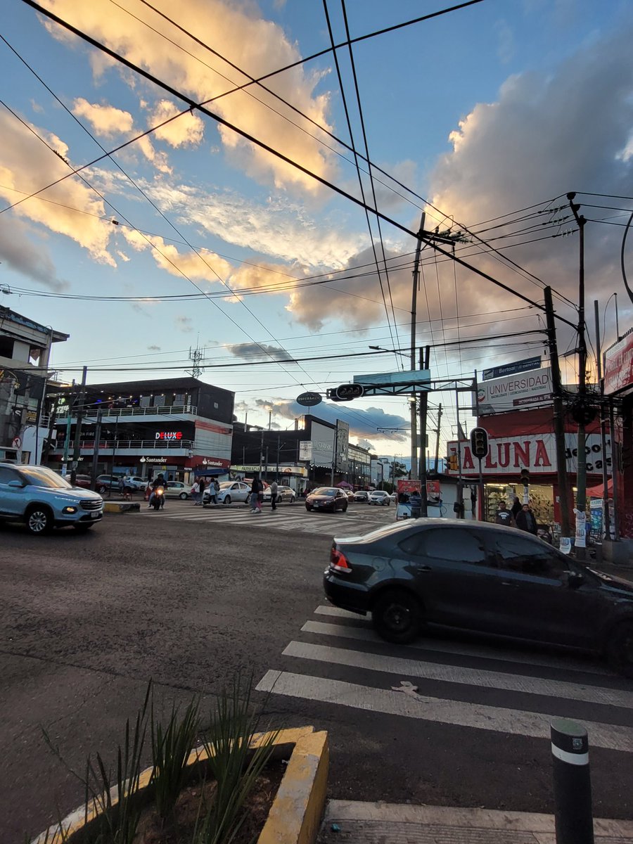 Terreztre's tweet photo. @Alc_Iztapalapa 
@Alcaldia_Coy 
Solicitamos de su apoyo en Av. Ermita iztapalapa y la viga 
No hay semáforos desde la madrugada https://t.co/o5Ed5JAL6c