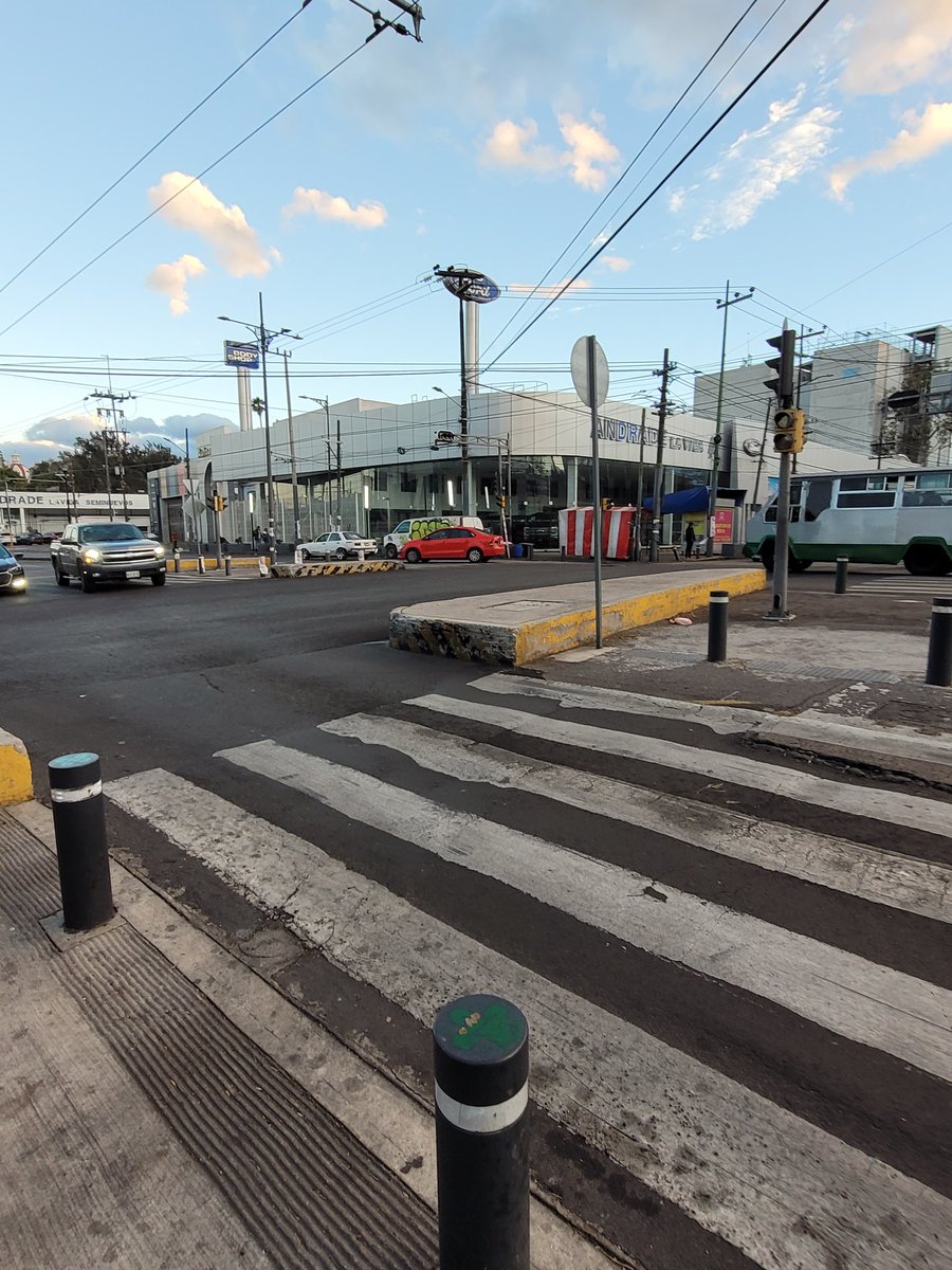 Terreztre's tweet photo. @Alc_Iztapalapa 
@Alcaldia_Coy 
Solicitamos de su apoyo en Av. Ermita iztapalapa y la viga 
No hay semáforos desde la madrugada https://t.co/o5Ed5JAL6c