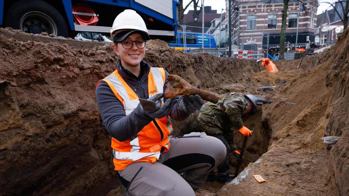 Archeologen vinden oude ‘schatten’ op de Kerkbrink in Hilversum. ‘Dit is een Ikea-product uit de middeleeuwen’ gooieneemlander.nl/regio/gooi-en-…