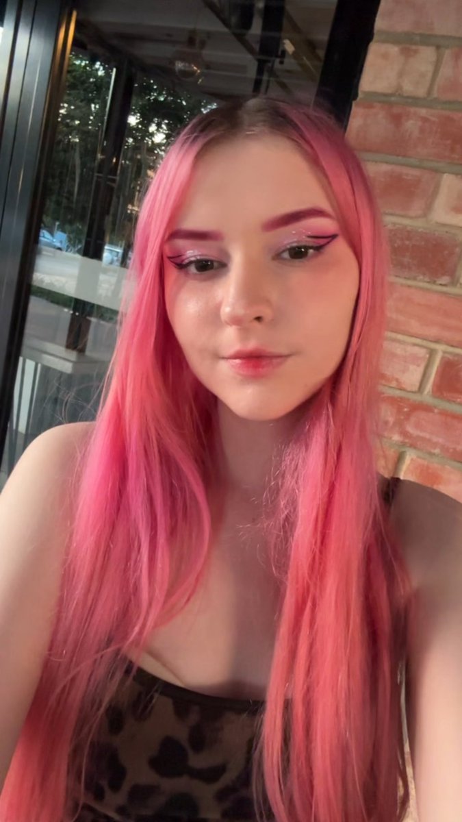TrashQuinn's tweet photo. Chat its my birthday today 🥳🥳 https://t.co/FcVZUdUO2F