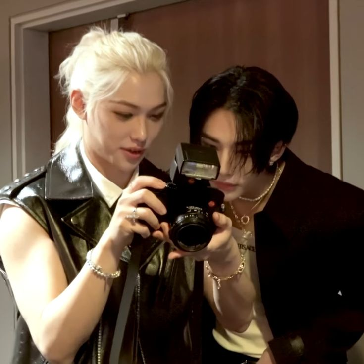 Abro hilo de momentos HYUNLIX que me hacen cuestionar si solo se trata de fanservice