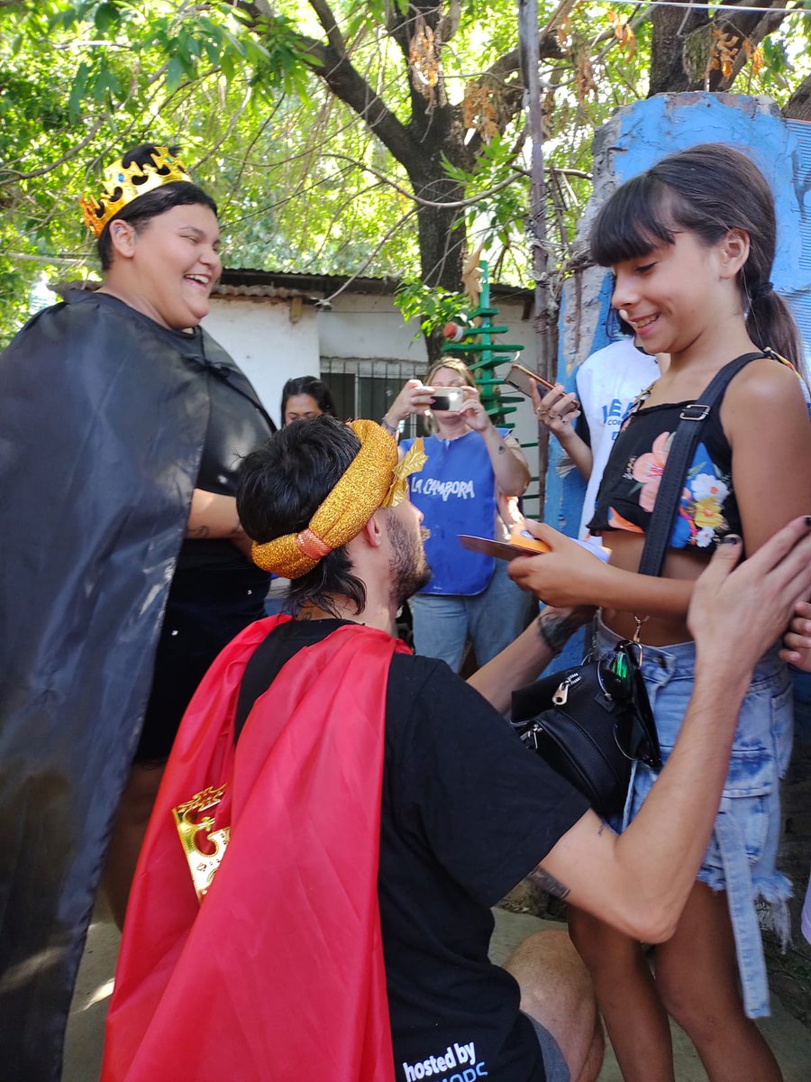lealtadavell's tweet photo. FESTEJO DE REYES EN VILLA MODELO 🤴🤴🏽🤴🏾 

👉🏻 Junto a lxs compañerxs s de La Cámpora Avellaneda recibimos a lxs niños del barrio para pasar una jornada de juegos, merienda y regalos! 🎁

Gracias a las familias que se acercaron a compartir una hermosa tarde con nosotrxs! ✌🏼❤️ https://t.co/KiteB8CsRT