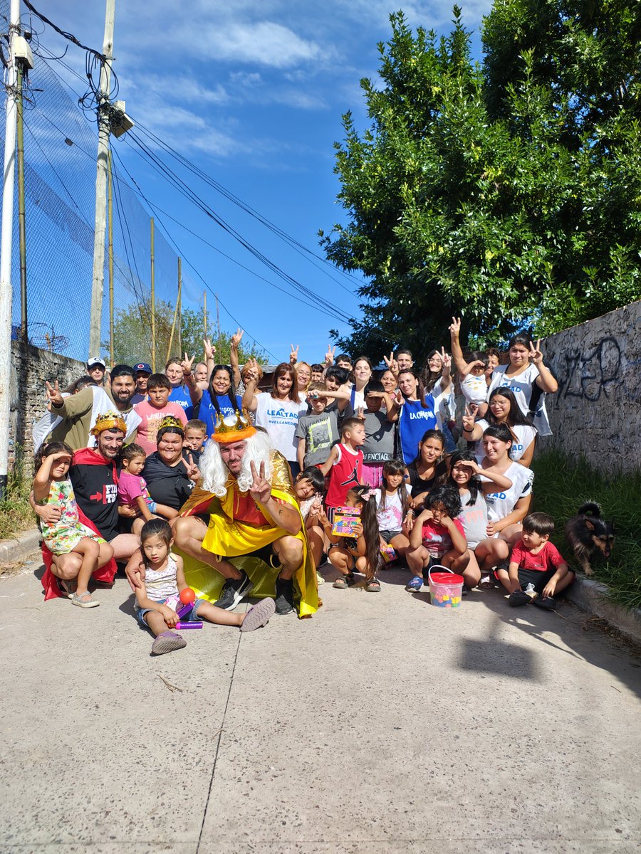 lealtadavell's tweet photo. FESTEJO DE REYES EN VILLA MODELO 🤴🤴🏽🤴🏾 

👉🏻 Junto a lxs compañerxs s de La Cámpora Avellaneda recibimos a lxs niños del barrio para pasar una jornada de juegos, merienda y regalos! 🎁

Gracias a las familias que se acercaron a compartir una hermosa tarde con nosotrxs! ✌🏼❤️ https://t.co/KiteB8CsRT
