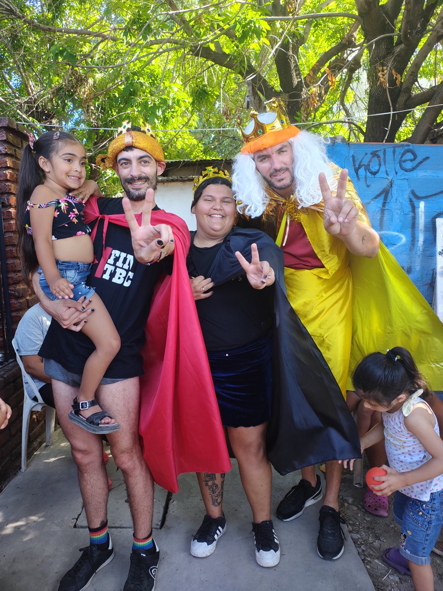 lealtadavell's tweet photo. FESTEJO DE REYES EN VILLA MODELO 🤴🤴🏽🤴🏾 

👉🏻 Junto a lxs compañerxs s de La Cámpora Avellaneda recibimos a lxs niños del barrio para pasar una jornada de juegos, merienda y regalos! 🎁

Gracias a las familias que se acercaron a compartir una hermosa tarde con nosotrxs! ✌🏼❤️ https://t.co/KiteB8CsRT