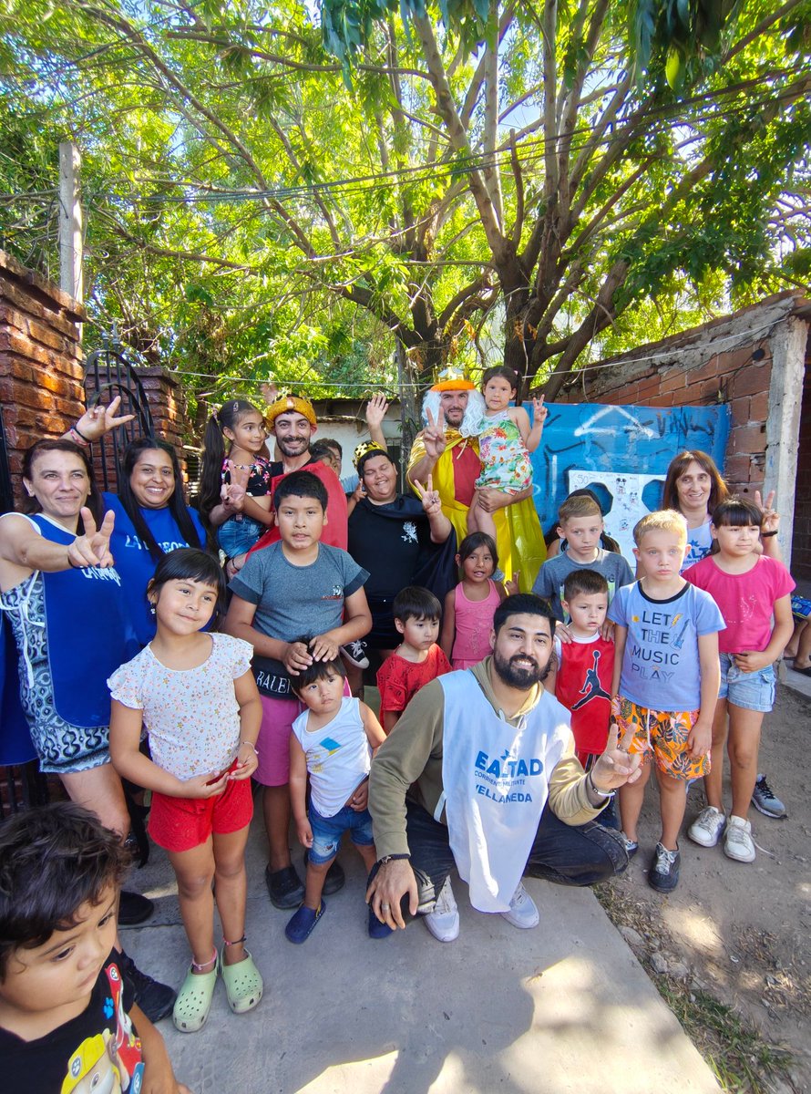 lealtadavell's tweet photo. FESTEJO DE REYES EN VILLA MODELO 🤴🤴🏽🤴🏾 

👉🏻 Junto a lxs compañerxs s de La Cámpora Avellaneda recibimos a lxs niños del barrio para pasar una jornada de juegos, merienda y regalos! 🎁

Gracias a las familias que se acercaron a compartir una hermosa tarde con nosotrxs! ✌🏼❤️ https://t.co/KiteB8CsRT