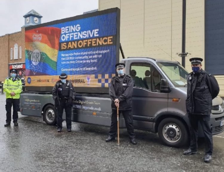 visegrad24's tweet image. British police officers sending a message while posing for a picture 

🇬🇧