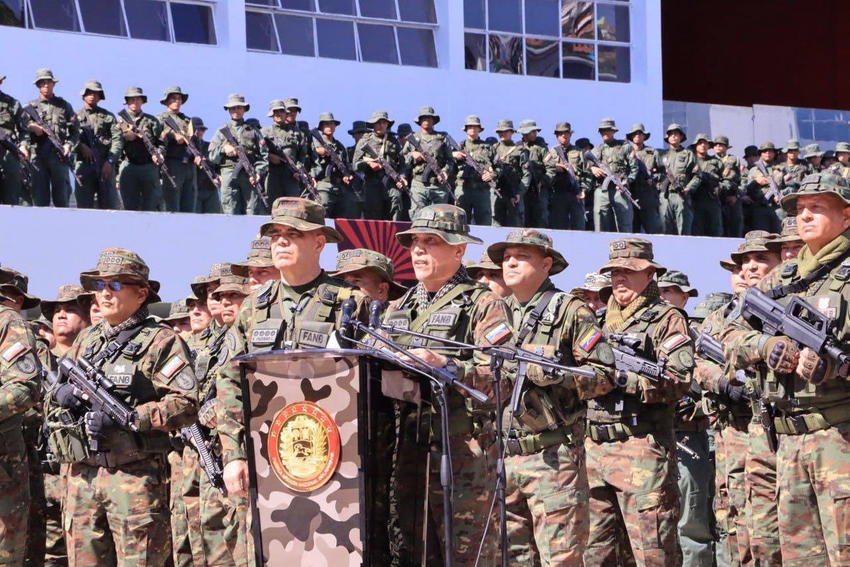 dhernandezlarez's tweet photo. Jamás los miembros activos de la FANB, hijos e hijas de los héroes del Ejército Unido Libertador de Venezuela, emprenderán aventura alguna con fascinerosos, medrosos, cobardes, desleales, inmundos y orates callejeros. Esta es una institución eminentemente profesional, esencialmente anti oligárquica y antiimperialista. Las sancionas por demás ridículas jamás harán mella en un patriota venezolano. Somos leales a nuestro Presidente y Comandante en Jefe @nicolasmaduro a nuestro Ministro del Poder Popular para la Defensa @padrinovladimir ambos héroes de esta patria grande. ¡Jamás seremos indiferentes a las causas de nuestra autodeterminación! ¡Leales siempre, traidores nunca!

#IntegrarEsVencer