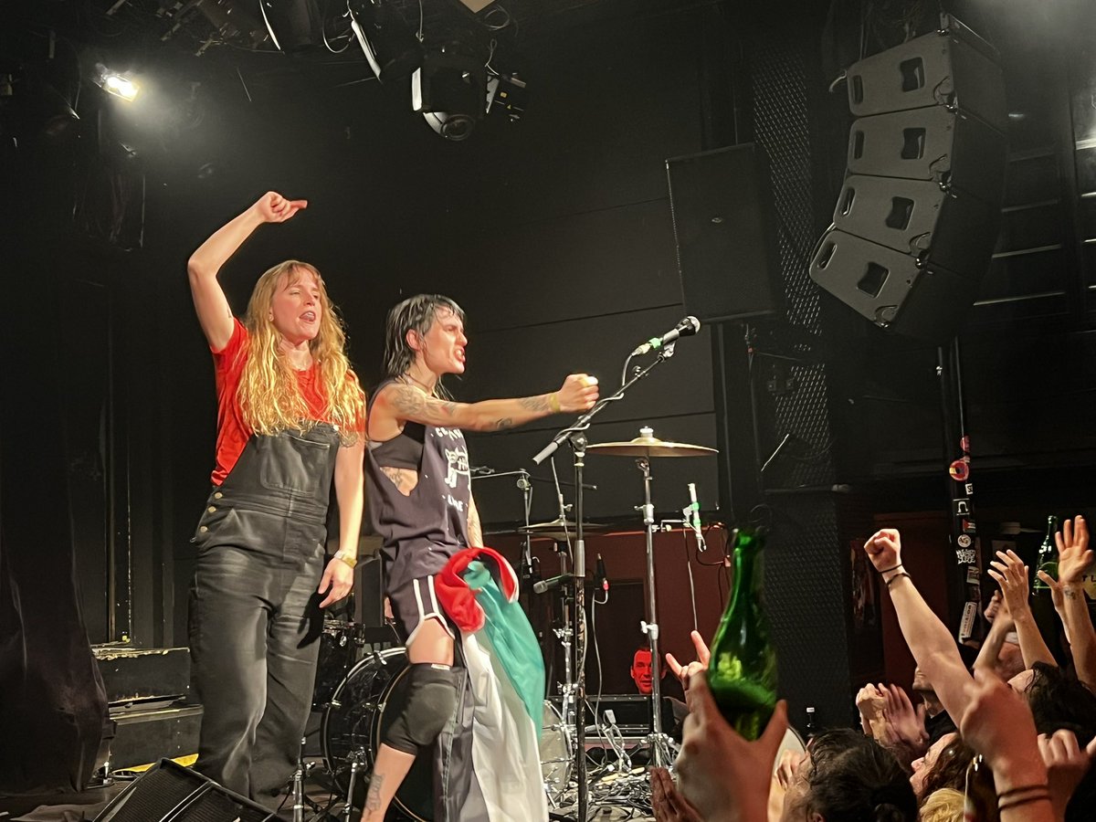 En el concierto de BALA en la mítica Jimmy Jazz había unos cuantos cuñaos con la misma actitud que los que van a ligar a las discotecas, completamente desubicados, molestando. 

Muy bien Anx parándole los pies y pidiendo a las mujeres que ocuparan las primeras filas. El asqueroso